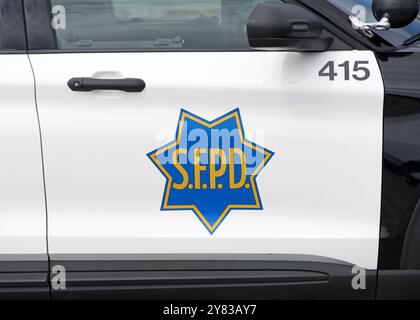 San Francisco, CA - 16 septembre 2024 : logo du département de police de San Francisco sur une voiture de patrouille. Le SFPD s'engage à améliorer la confiance et à fournir des trans Banque D'Images