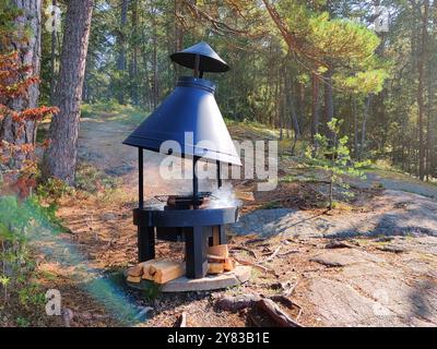 Un endroit pour le grill en Finlande, grillipaikka, four en métal pour cuisiner sur un feu ouvert dans la forêt Banque D'Images