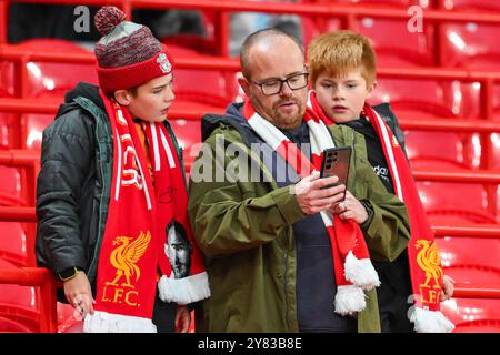 Liverpool, Royaume-Uni. 02 octobre 2024. Les fans de Liverpool arrivent à Anfield avant l'UEFA Champions League - League Stage match Liverpool vs Bologna à Anfield, Liverpool, Royaume-Uni, le 2 octobre 2024 (photo de Craig Thomas/News images) crédit : News images LTD/Alamy Live News Banque D'Images
