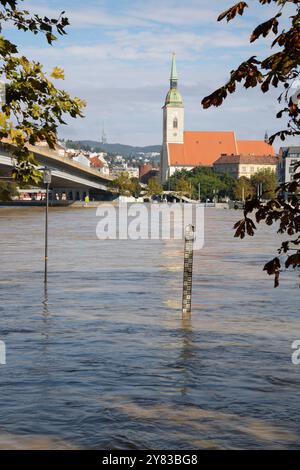 Bratislava - Danube en forte crue en 17. Septembre 2024 et Cathédrale Martins en arrière-plan Banque D'Images