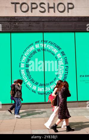 Le magasin phare Topshop fermé sur Oxford Street, à Londres, pendant la pandémie de COVID. Banque D'Images