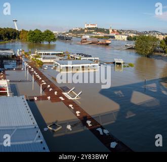 Bratislava - L'inondation sur le Danube du pont ODL - Château et pont SNP en 17. Septembre 2024 . Banque D'Images