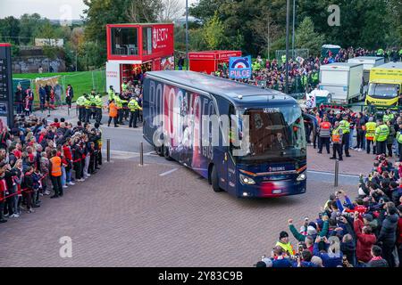 Le bus de l'équipe de Bologne arrive avant le match Liverpool FC vs Bologna FC UEFA Champions League Round 1 à Anfield, Liverpool, Angleterre, Royaume-Uni le 2 octobre 2024 Credit : Every second Media/Alamy Live News Banque D'Images