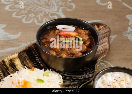 Chana Masala ou Punjabi Chole, Raita, plat indien Banque D'Images