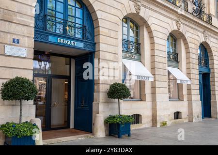 Vue extérieure de la boutique Breguet située place Vendôme à Paris. Breguet est un fabricant suisse de montres, horloges et bijoux de luxe fondé en 1775 Banque D'Images