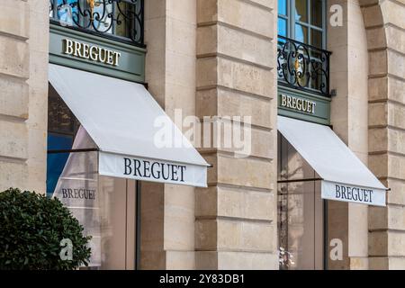 Vue extérieure de la boutique Breguet située place Vendôme à Paris. Breguet est un fabricant suisse de montres, horloges et bijoux de luxe fondé en 1775 Banque D'Images