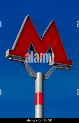 Panneau et logo à l'entrée du métro de Moscou. Le Métropolitain de Moscou est le principal système de transport public de la capitale russe Moscou Banque D'Images