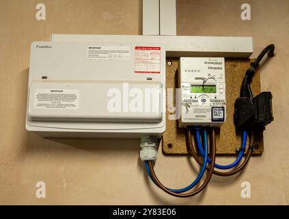 Compteur électrique et boîte à fusibles installés sur un mur pour surveiller la consommation et la distribution d'électricité résidentielle Banque D'Images