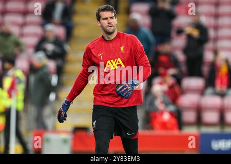 Liverpool, Royaume-Uni. 02 octobre 2024. Alisson Becker de Liverpool se réchauffe avant le match de l'UEFA Champions League - League Stage match Liverpool vs Bologna à Anfield, Liverpool, Royaume-Uni, le 2 octobre 2024 (photo de Craig Thomas/News images) à Liverpool, Royaume-Uni le 10/2/2024. (Photo de Craig Thomas/News images/SIPA USA) crédit : SIPA USA/Alamy Live News Banque D'Images