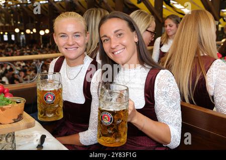 MUNICH, ALLEMAGNE - SEPTEMBRE 30 : Pernille Harder du FC Bayern Muenchen , Julia Zigiotti Olme du FC Bayern Muenchen participe à l'Oktoberfest du FC Bayern München au KAEFER Schaenke le 30 septembre 2024 à Munich, Allemagne. © diebilderwelt / Alamy Stock Banque D'Images