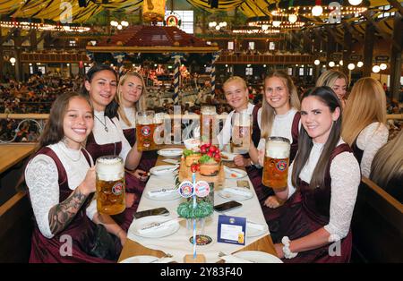 MUNICH, ALLEMAGNE - SEPTEMBRE 30 : Ana Maria Guzman du FC Bayern Muenchen , Maria Luisa Grohs du FC Bayern Muenchen, Magdalena Eriksson du FC Bayern Muenchen , Pernille Harder du FC Bayern Muenchen , Klara Buehl du FC Bayern Muenchen, Sarah Zadrazil du FC Bayern Muenchen München Women's Oktoberfest au KAEFER Schaenke le 30 septembre 2024 à Munich, Allemagne. © diebilderwelt / Alamy Stock Banque D'Images