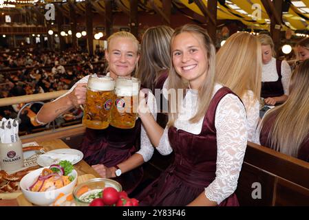 MUNICH, ALLEMAGNE - SEPTEMBRE 30 : Pernille Harder du FC Bayern Muenchen , Klara Buehl du FC Bayern Muenchen participe à l'Oktoberfest du FC Bayern München au KAEFER Schaenke le 30 septembre 2024 à Munich, Allemagne. © diebilderwelt / Alamy Stock Banque D'Images