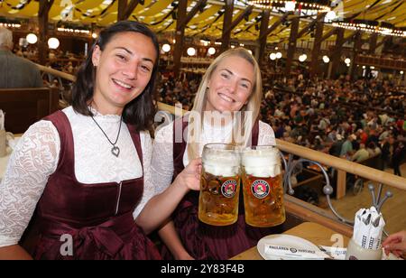 MUNICH, ALLEMAGNE - SEPTEMBRE 30 : Maria Luisa Grohs du FC Bayern Muenchen, Magdalena Eriksson du FC Bayern Muenchen le FC Bayern München participe à l'Oktoberfest au KAEFER Schaenke le 30 septembre 2024 à Munich, Allemagne. © diebilderwelt / Alamy Stock Banque D'Images