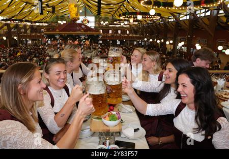 MUNICH, ALLEMAGNE - SEPTEMBRE 30 : Anna Wellmann du FC Bayern Muenchen , Georgia Stanway du FC Bayern Muenchen, Glodis Perla Viggosdottir du FC Bayern Muenchen, Linda Sembrant du FC Bayern Muenchen , Carlolin Simon du FC Bayern Muenchen, Giulia Gwinn du FC Bayern Muenchen München, Jovana Damnjanovic du FC Bayern Muenchen, Tuva Hansen, FC Bayern Muenchen, EFtofest au Bayern 30 2024 septembre 2016 février 2016, Allemagne. © diebilderwelt / Alamy Stock Banque D'Images