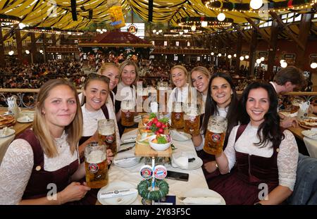 MUNICH, ALLEMAGNE - SEPTEMBRE 30 : Anna Wellmann du FC Bayern Muenchen , Georgia Stanway du FC Bayern Muenchen, Glodis Perla Viggosdottir du FC Bayern Muenchen, Linda Sembrant du FC Bayern Muenchen , Carlolin Simon du FC Bayern Muenchen, Giulia Gwinn du FC Bayern Muenchen München, Jovana Damnjanovic du FC Bayern Muenchen, Tuva Hansen, FC Bayern Muenchen, EFtofest au Bayern 30 2024 septembre 2016 février 2016, Allemagne. © diebilderwelt / Alamy Stock Banque D'Images