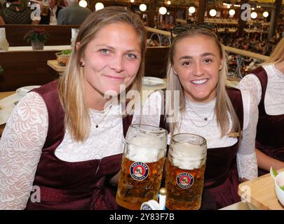 MUNICH, ALLEMAGNE - SEPTEMBRE 30 : Anna Wellmann du FC Bayern Muenchen , Géorgie Stanway du FC Bayern Muenchen participe à l'Oktoberfest féminin du FC Bayern München au KAEFER Schaenke le 30 septembre 2024 à Munich, Allemagne. © diebilderwelt / Alamy Stock Banque D'Images