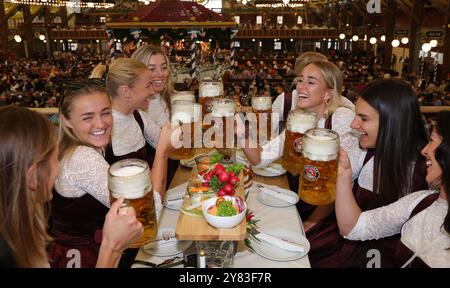 MUNICH, ALLEMAGNE - SEPTEMBRE 30 : Anna Wellmann du FC Bayern Muenchen , Georgia Stanway du FC Bayern Muenchen, Glodis Perla Viggosdottir du FC Bayern Muenchen, Linda Sembrant du FC Bayern Muenchen , Carlolin Simon du FC Bayern Muenchen, Giulia Gwinn du FC Bayern Muenchen München, Jovana Damnjanovic du FC Bayern Muenchen, Tuva Hansen, FC Bayern Muenchen, EFtofest au Bayern 30 2024 septembre 2016 février 2016, Allemagne. © diebilderwelt / Alamy Stock Banque D'Images