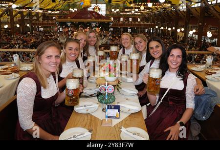 MUNICH, ALLEMAGNE - SEPTEMBRE 30 : Anna Wellmann du FC Bayern Muenchen , Georgia Stanway du FC Bayern Muenchen, Glodis Perla Viggosdottir du FC Bayern Muenchen, Linda Sembrant du FC Bayern Muenchen , Carlolin Simon du FC Bayern Muenchen, Giulia Gwinn du FC Bayern Muenchen München, Jovana Damnjanovic du FC Bayern Muenchen, Tuva Hansen, FC Bayern Muenchen, EFtofest au Bayern 30 2024 septembre 2016 février 2016, Allemagne. © diebilderwelt / Alamy Stock Banque D'Images