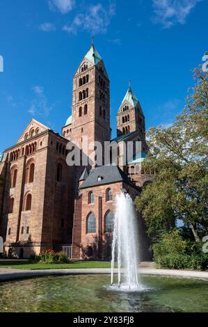 Speyerer Dom mit Brunnen und blauen Himmel , Deutschland, Rhénanie-Palatinat, Speyer, 02.10.2024, Wetter, Der Speyerer Dom, beleuchtet vom Sonnenlicht, mit einem Brunnen im Vordergrund an einem sonnigen Tag und blauem Himmel. *** Cathédrale de Speyer avec fontaine et ciel bleu , Allemagne, Rhénanie-Palatinat, Speyer, 02 10 2024, météo, la cathédrale Speyer, illuminée par la lumière du soleil, avec une fontaine au premier plan par une journée ensoleillée et un ciel bleu Banque D'Images