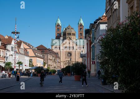 Dom in Speyer mit Maibaum in der Maximilianstraße , Deutschland, Rhénanie-Palatinat, Speyer, 02.10.2024, Wetter, Die Maximilianstraße in Speyer mit Blick auf den Dom, während eine Schar Tauben Tauben über dem Dom fliegt, an einem sonnigen Herbsttag *** Cathedral in Speyer with maypole in Maximilianstraße , Allemagne, Rhénanie-Palatinat, Speyer, 02 10 2024, météo, le Maximilianstraße à Speyer avec vue sur la cathédrale, tandis qu'un troupeau de pigeons survole la cathédrale, par un jour d'automne ensoleillé Banque D'Images