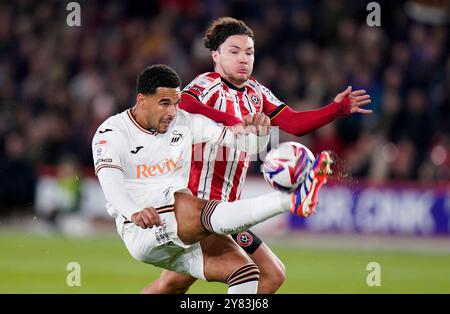 Ben Cabango de Swansea City (à gauche) est sous la pression de Callum O'Hare de Sheffield United (à droite) lors du Sky Bet Championship match à Bramall Lane, Sheffield. Date de la photo : mercredi 2 octobre 2024. Banque D'Images