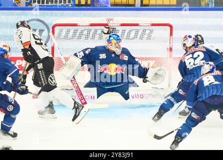 Munich, Allemagne. 02 octobre 2024. Mathias Niederberger, gardien de but EHC 35 dans le DEL match EHC RB MUENCHEN - GRIZZLYS WOLFSBURG au SAP Garden à Munich, Allemagne, le 2 octobre 2024. Saison 2024/2025, Journée 5, photographe : ddp images/STAR-images crédit : ddp Media GmbH/Alamy Live News Banque D'Images