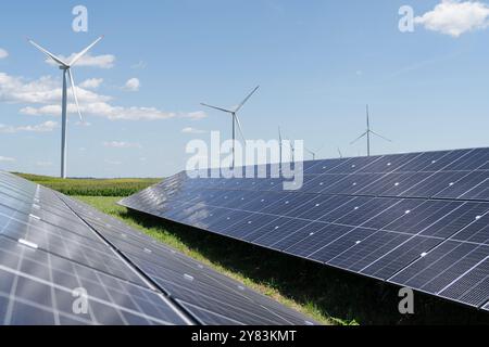 Panneaux solaires et éoliennes sur un champ. Énergie durable. Banque D'Images