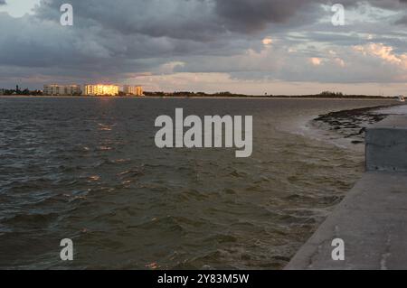 Environnement vue large près du coucher du soleil avec lumière du soleil et ombre. À : Pete Beach, FL, vue sur le canal Pass-a-grille. Tempête approchant tard dans le d Banque D'Images