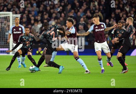 Birmingham, Royaume-Uni. 02 octobre 2024. Football : Ligue des Champions, Aston Villa - Bayern Munich, ronde préliminaire, journée 2, Villa Park, Dayot Upamecano de Munich (3ème à partir de la gauche) et Morgan Rogers d'Aston Villa (au centre) se battent pour le ballon. Crédit : Peter Kneffel/dpa/Alamy Live News Banque D'Images