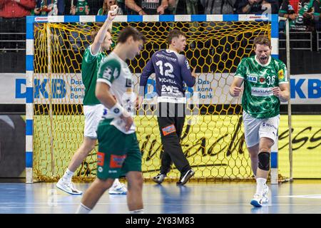 Berlin, Allemagne. 02 octobre 2024. Handball : DHB Cup, Füchse Berlin - Frisch Auf Göppingen, éliminatoire, 2e tour, Max-Schmeling-Halle. Tobias Reichmann (R) de Berlin célèbre. Crédit : Andreas Gora/dpa/Alamy Live News Banque D'Images