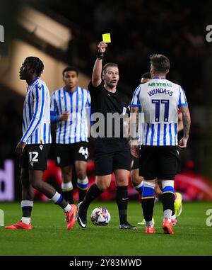 L'arbitre Anthony Backhouse montre un carton jaune à Josh Windass de Sheffield Wednesday lors du Sky Bet Championship match à Ashton Gate, Bristol. Date de la photo : mercredi 2 octobre 2024. Banque D'Images