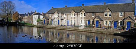 Jolie terrasse de chalets, bassin du canal de Brecon. Automne - octobre Banque D'Images