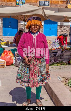 Femme quechua portant des coiffures et des vêtements traditionnels au marché de Pisac, au Pérou Banque D'Images
