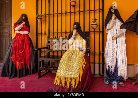 Exposition de mannequins portant des robes de vice-royauté dans une cour de la basilique et couvent de Saint-Domingue, Lima, Pérou Banque D'Images