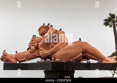 Le baiser, une grande sculpture de Victor Delfin, dans Love Park, Lima, Pérou Banque D'Images