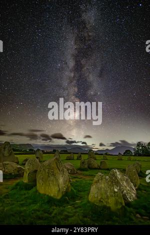 Superbe photo du ciel nocturne et de la voie lactée au-dessus du cercle de pierre de Castlerigg, Keswick, Lake District, Cumbria, Royaume-Uni Banque D'Images