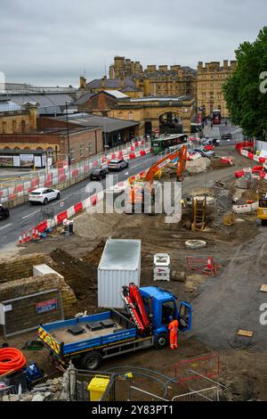 Travaux d'amélioration des routes et travaux routiers pour le projet Station Gateway (travail des hommes, travaux de terrassement, machines et machines) - York, North Yorkshire, Angleterre, Royaume-Uni. Banque D'Images