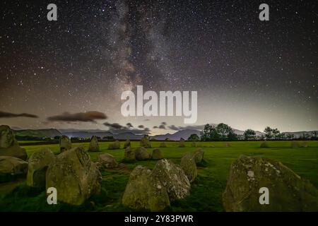 Superbe photo du ciel nocturne et de la voie lactée au-dessus du cercle de pierre de Castlerigg, Keswick, Lake District, Cumbria, Royaume-Uni Banque D'Images