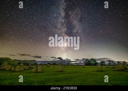 Superbe photo du ciel nocturne et de la voie lactée au-dessus du cercle de pierre de Castlerigg, Keswick, Lake District, Cumbria, Royaume-Uni Banque D'Images