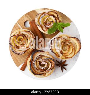 Pommes roses fraîchement cuites, bâtonnets de cannelle, étoile d'anis et menthe isolé sur blanc, vue de dessus. Pâte feuilletée Banque D'Images