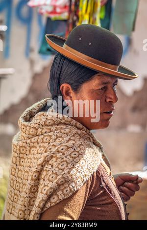 Femme quechua locale portant une robe traditionnelle comprenant la manta (châle tissé) et le Borsalino (chapeau melon) à Copacabana, Bolivie Banque D'Images