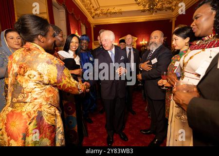 Leurs Majestés le Roi et la Reine accueillis par un certain nombre de membres bien connus de la diaspora du Commonwealth à l'intérieur du Palais St James, Londres, Angleterre Banque D'Images