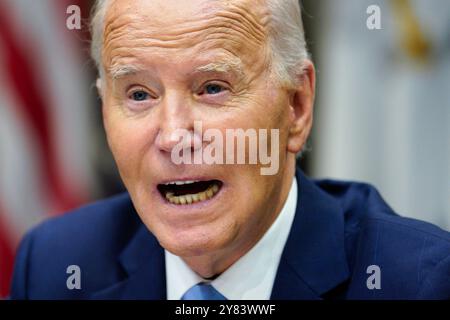 Le président des États-Unis Joe Biden fait des remarques alors qu'il reçoit une séance d'information interinstitutions sur la réponse à l'ouragan Hélène dans la salle Roosevelt de la Maison Blanche à Washington, DC le 1er octobre 2024. Crédit : Yuri Gripas / piscine via CNP Banque D'Images