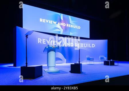 International Convention Centre, Birmingham, Royaume-Uni. Lundi 30 septembre 2024. Le deuxième jour de la conférence du Parti conservateur. La salle de conférence est vide avant l'heure des questions des candidats à la direction. Banque D'Images