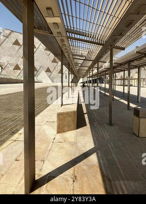 Les monuments égyptiens antiques rencontrent un design moderne au Grand Egyptian Museum Banque D'Images