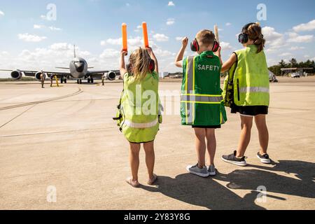 Columbus, Ohio, États-Unis. 18 septembre 2024. Les enfants du lieutenant Col. Mark Robinson, un pilote de KC-135 avec la 121st Air ravitaillement Wing, marquent leur père sur place après son dernier vol à la base de la Garde nationale aérienne de Rickenbacker, Ohio, Septembert. 19, 2024. Robinson prend sa retraite après avoir servi 21 ans et volé plus de 3500 heures. (Crédit image : © U.S. National Guard/ZUMA Press Wire) USAGE ÉDITORIAL SEULEMENT! Non destiné à UN USAGE commercial ! Banque D'Images