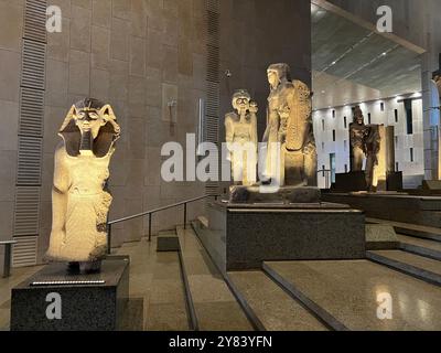 Les monuments égyptiens antiques rencontrent un design moderne au Grand Egyptian Museum Banque D'Images