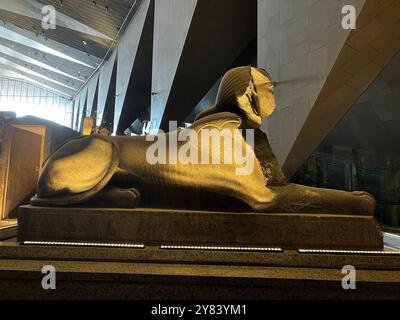 Les monuments égyptiens antiques rencontrent un design moderne au Grand Egyptian Museum Banque D'Images