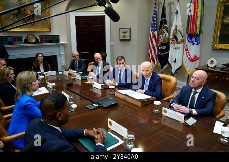 Le président des États-Unis Joe Biden reçoit une réunion d'information interinstitutions sur la réponse à l'ouragan Helene dans la salle Roosevelt de la Maison Blanche à Washington, DC le 1er octobre 2024. Crédit : Yuri Gripas / piscine via CNP / MediaPunch Banque D'Images