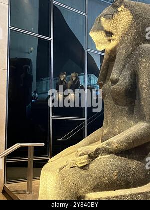 Les monuments égyptiens antiques rencontrent un design moderne au Grand Egyptian Museum Banque D'Images